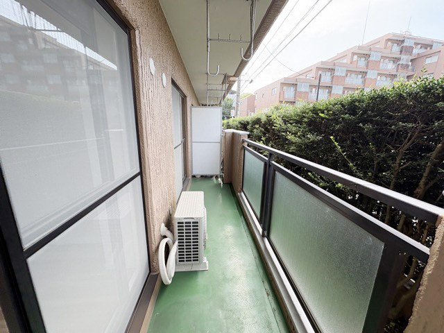 【バルコニー】 | 調布ロイヤルハイツ | バルコニーの様子。ここからの眺めが、日々のストレスを発散してくれることでしょう。ちなみにバルコニーは専有部分ではなく「共用部分」の扱いです。～即日のご見学可能～　お問合せはお気軽にどうぞ。