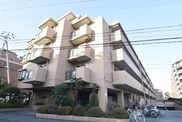 【外観】 | 調布ロイヤルハイツ | 手入れの行き届いた外壁やエントランスなど、「見ればわかる」レベルで清潔感を保ったマンションです。築年数を感じさせない姿で皆様をお出迎えします。～即日のご見学可能～　お問合せはお気軽にどうぞ。