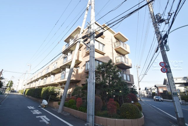【現況写真】 | 調布ロイヤルハイツ | 前面道路と外観の様子です。～即日のご見学可能～　お問合せはお気軽にどうぞ。