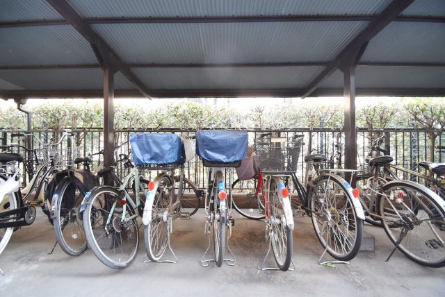 【駐車場】 | 調布ロイヤルハイツ | 自転車置き場。マンションの共用部にあたります。空きの有無や駐輪料金、各戸の台数制限などについては、改めてお問い合わせください。～即日のご見学可能～　お問合せはお気軽にどうぞ。