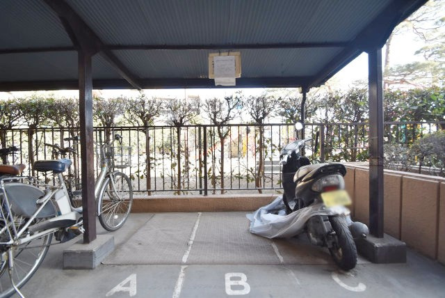 【駐車場】 | 調布ロイヤルハイツ | バイク置き場。空き区画の有無や駐輪料金、サイズおよび排気量規定などについては、改めてお問い合わせください。～即日のご見学可能～　お問合せはお気軽にどうぞ。