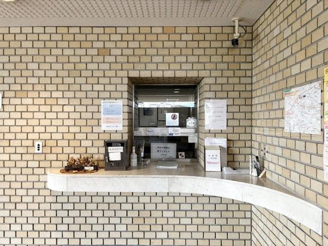 【受付】 | 調布ロイヤルハイツ | 管理人さんが勤務する管理室。このマンションがきれいに保たれているのは、もちろん管理人さんのおかげ。～即日のご見学可能～　お問合せはお気軽にどうぞ。