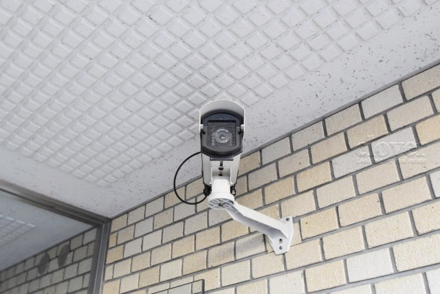 【防犯設備】 | 調布ロイヤルハイツ | 建物や敷地の隅々に目を光らせる防犯カメラが設置されています。現地を見学される際には、カメラの存在やその台数にも意識を払ってみてください。～即日のご見学可能～　お問合せはお気軽にどうぞ。