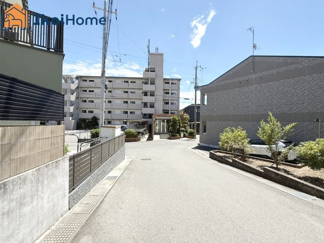 明石市大久保町松陰　土地の前面道路含む現地写真|●年中無休：当日予約可●前面道路は幅員約6ｍ、交通量少なく安心の住環境です。