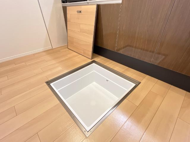 コスモスの洗面所|床下収納