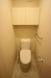 温水洗浄便座付きのトイレです♪
