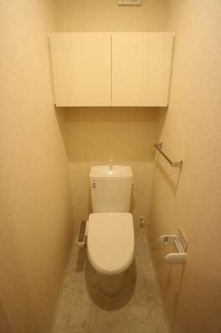 温水洗浄便座付きのトイレです♪