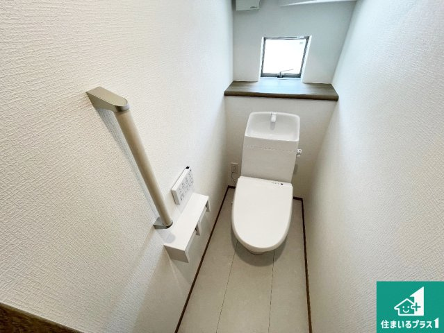 尼崎市西昆陽　新築一戸建てのトイレ|1・2階の2ヶ所にあるので、朝の忙しい時間の順番待ちもなく、深夜の利用にも大変便利です。