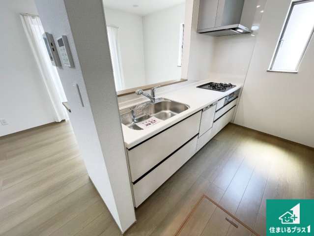 尼崎市西昆陽　新築一戸建てのキッチン|リビングと統一感があり、使い勝手のいいキッチン。広々としているので、二人並んで作業が出来ちゃいます。お子様と一緒に色々なお料理に挑戦できるスペースがあります。