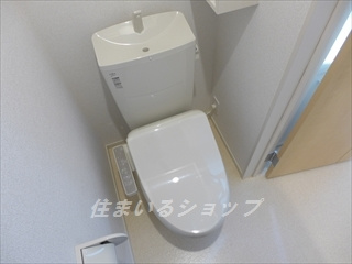 エトワールのトイレ|シャワートイレ・収納棚あり