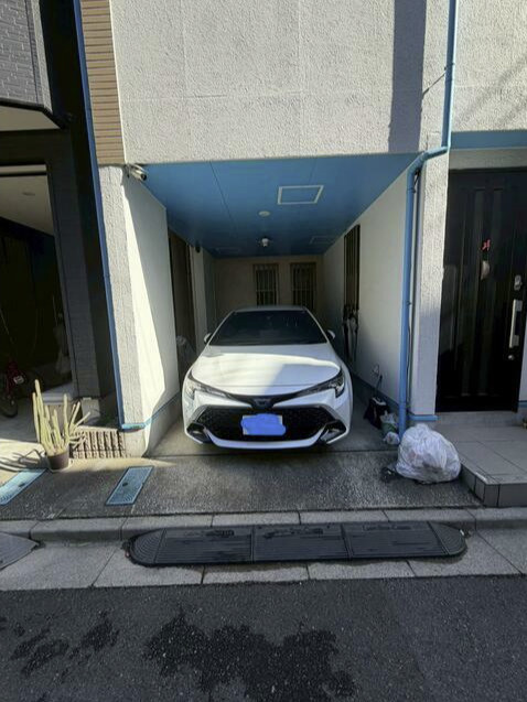 渋谷本町６丁目戸建 の駐車場