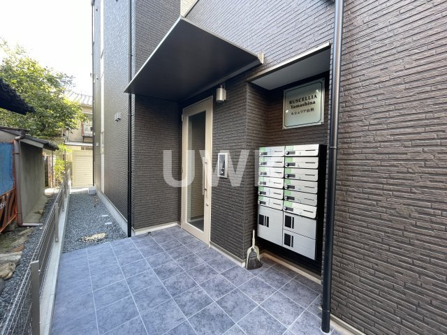 ルシェリア山科のエントランス