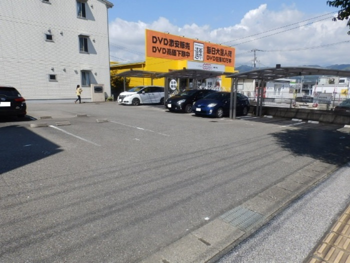 ラ･シェーブル･セゾンの駐車場|駐車場（1台目カーポート）