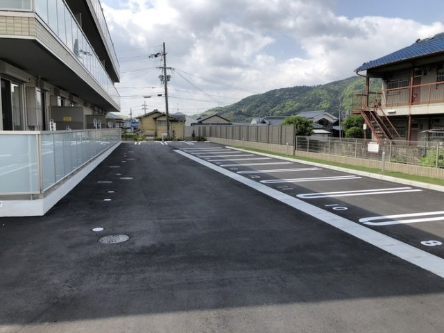 シャルマンコート アンの駐車場