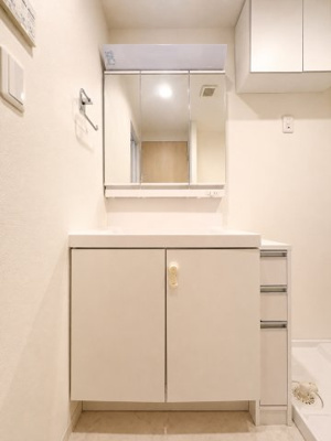 【独立洗面台】 | ライオンズマンション妙蓮寺第5 | ◆毎日使う場所だから、機能的で使いやすさに配慮したパウダールーム。すっきりと使えるように収納も豊富にご用意しています。