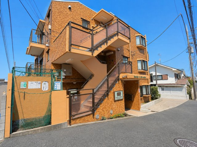 【外観】 | ライオンズマンション妙蓮寺第5 | ◆堂々たる趣ながら、主張し過ぎずどこか余裕を感じさせるシャープなフォルムで佇む邸宅は、晴天の空と照らし合わせる事で、本来あるべき完成形の姿を見せてくれます。