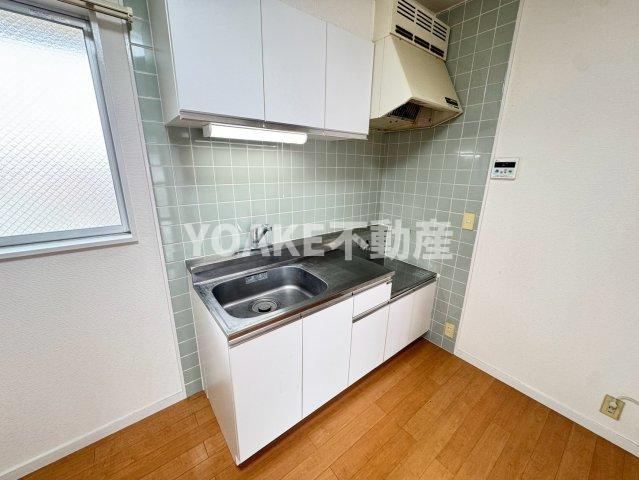 座間市緑ケ丘３丁目のアパートのキッチン