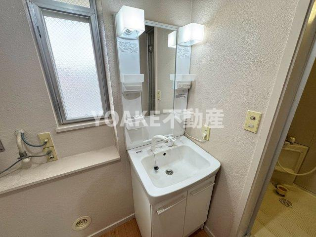座間市緑ケ丘３丁目のアパートの洗面所
