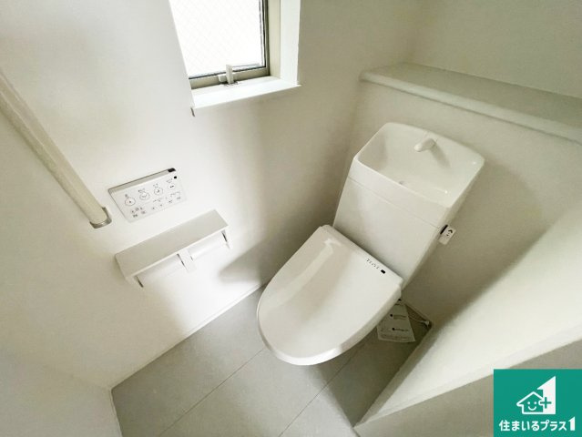 尼崎市西昆陽　新築一戸建てのトイレ|1・2階の2ヶ所にあるので、朝の忙しい時間の順番待ちもなく、深夜の利用にも大変便利です。