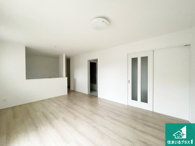 尼崎市西昆陽　新築一戸建ての居間・リビング|日当たり良好の明るいリビングで朝の目覚めもスッキリできそう！対面キッチンでご家族のコミュニケーションも自然と増える設計！小さなお子様が遊ぶスペースを作っても広々とくつろげるLDK！