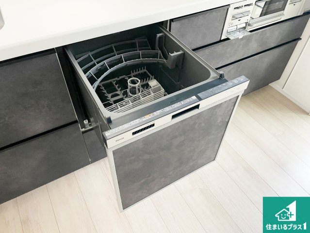 尼崎市西昆陽　新築一戸建ての設備|食事後の一仕事、食器洗いをボタン一つでお任せできちゃいます！場所を取らないビルトイン式なので、お料理スペースもしっかり確保！