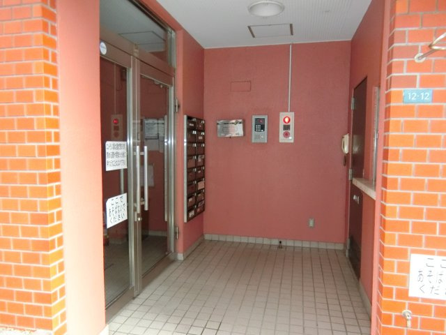山﨑ビルのエントランス