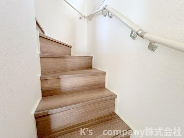 ◎茅ヶ崎市室田3丁目　新築戸建　1号棟の内装|手すり付きの階段☆小さなお子様やご年配の方にも優しい仕様☆
