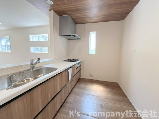 ◎茅ヶ崎市室田3丁目　新築戸建　1号棟のキッチン|床との統一感のある木目調のシステムキッチン☆