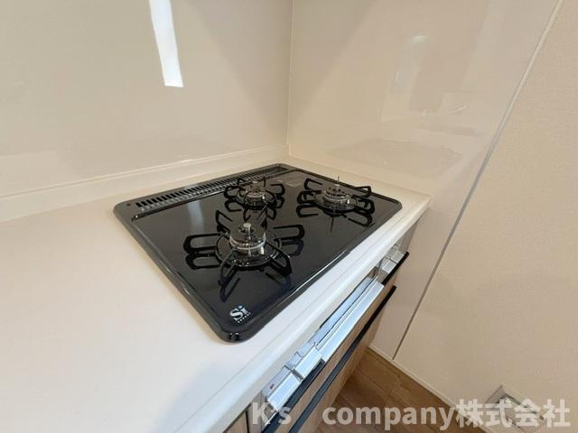 ◎茅ヶ崎市室田3丁目　新築戸建　1号棟のキッチン|三口ガスコンロでお料理の幅が広がります◇