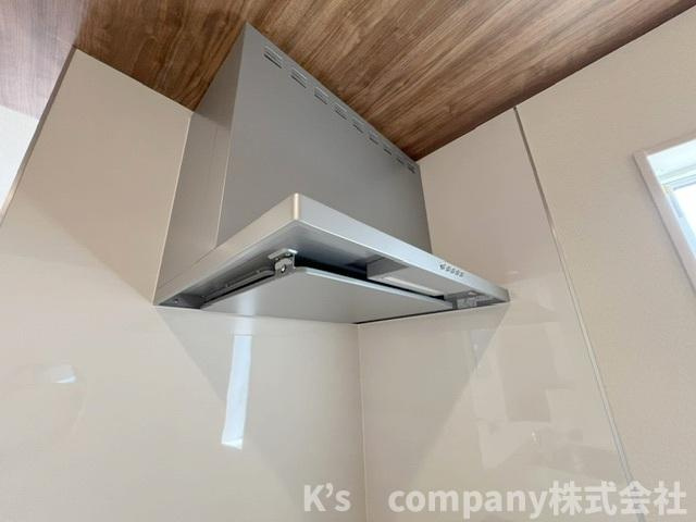 ◎茅ヶ崎市室田3丁目　新築戸建　1号棟のキッチン|お手入れのしやすいスリムタイプのレンジフード◇