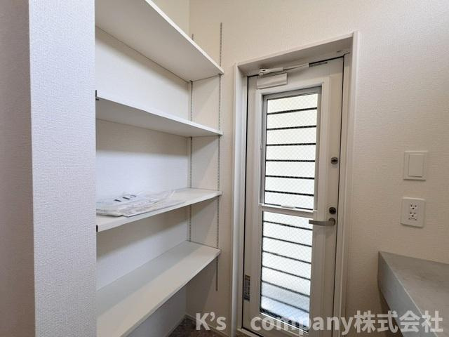 ◎茅ヶ崎市室田3丁目　新築戸建　1号棟の収納|脱衣スペースの収納☆仕切り棚付きで洗剤のストックやタオル類の収納に便利です◇