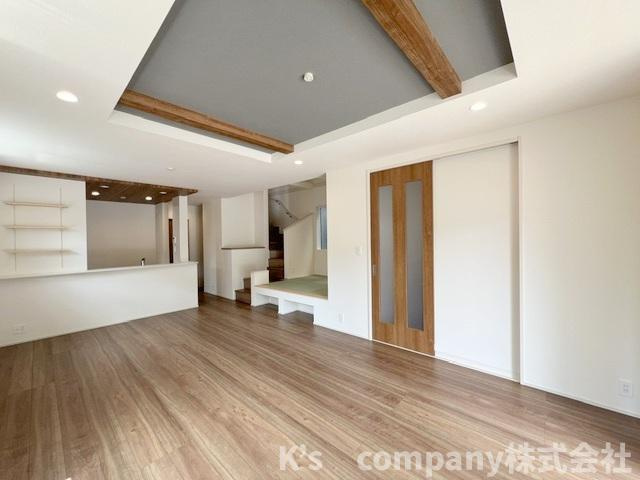 ◎茅ヶ崎市室田3丁目　新築戸建　1号棟の居間・リビング|上部は折上天井で開放感があります◇