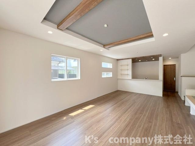 ◎茅ヶ崎市室田3丁目　新築戸建　1号棟の居間・リビング|デザイン性のある天井で奥行きも感じられます♪