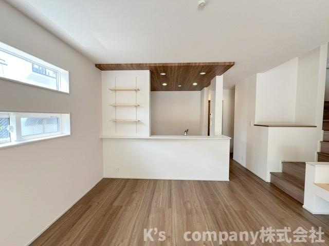 ◎茅ヶ崎市室田3丁目　新築戸建　1号棟の居間・リビング|リビングにいるご家族を感じながらお料理ができるカウンターキッチン☆