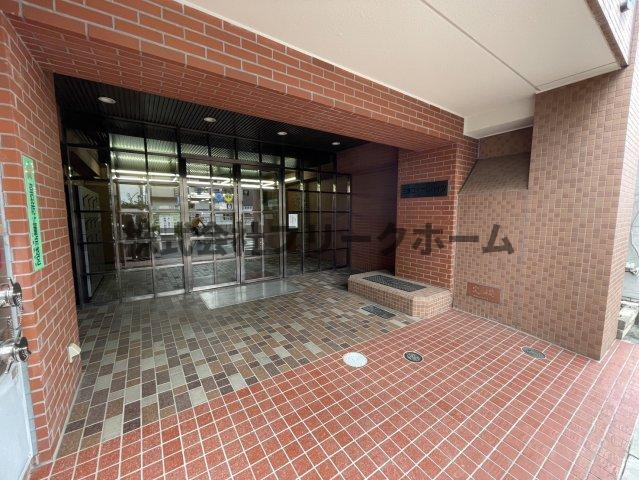 三鷹市上連雀１丁目の賃貸マンションのエントランス