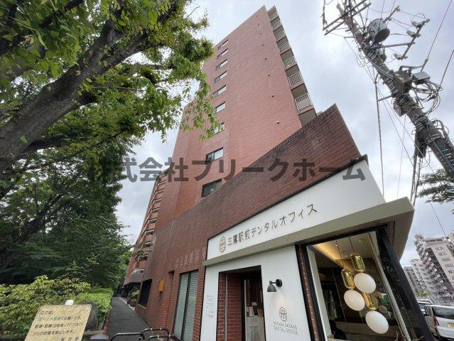 三鷹市上連雀１丁目の賃貸マンションのエントランス
