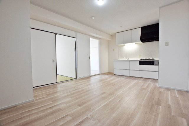 下の森住宅のキッチン|リフォーム済ならではの美しさが際立つLDKです。 やわらかな雰囲気が広がり、毎日の暮らしにさりげない豊かさをもたらします。