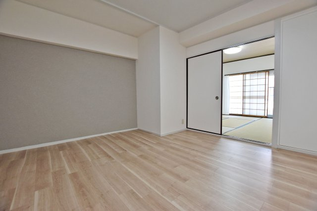 下の森住宅の居間・リビング|アクセントクロスが空間の印象を引き締めながら、やわらかな色合いが穏やかな雰囲気を演出する、心地よいLDKです。