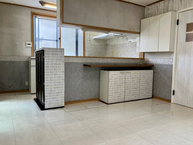 清水戸建の居間・リビング|こちらの居間で趣味の時間をお楽しみください