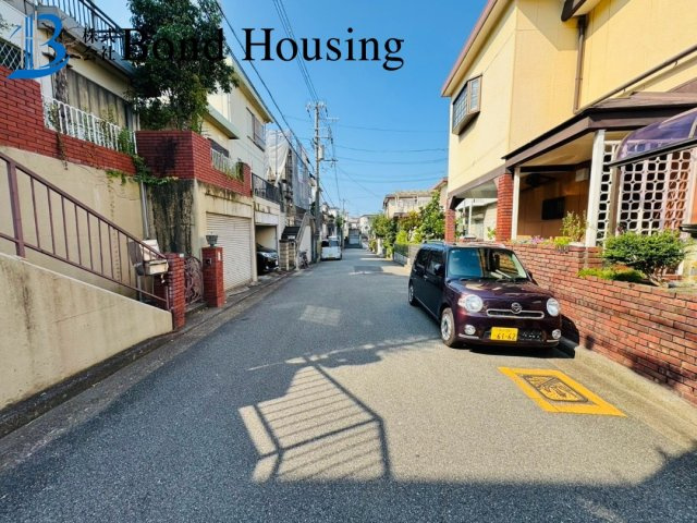 「閑静な住宅地」「LDK20帖」北朝霧丘　築48年の前面道路含む現地写真
