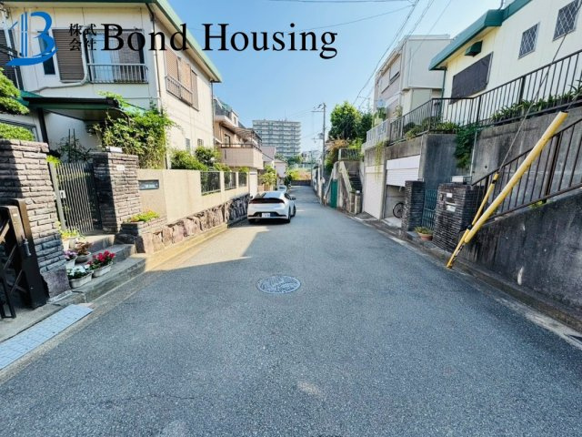 「閑静な住宅地」「LDK20帖」北朝霧丘　築48年の前面道路含む現地写真