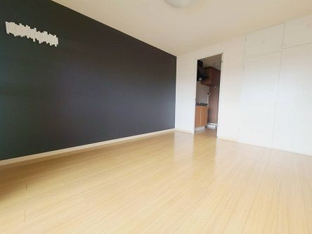 フリースクエア英の洋室