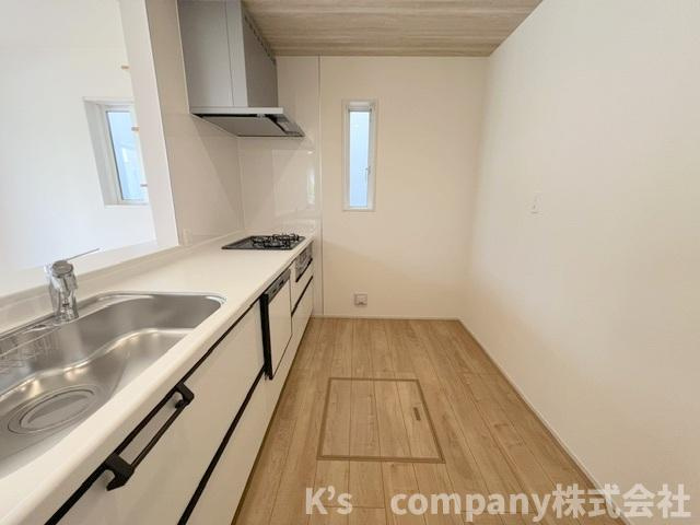 ◎茅ヶ崎市室田3丁目　新築戸建　2号棟のキッチン|キッチンの後方には食器棚や冷蔵庫スペースがあります◇