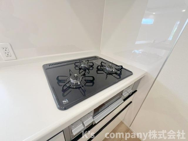 ◎茅ヶ崎市室田3丁目　新築戸建　2号棟のキッチン|三口ガスコンロでお料理の幅が広がります◇