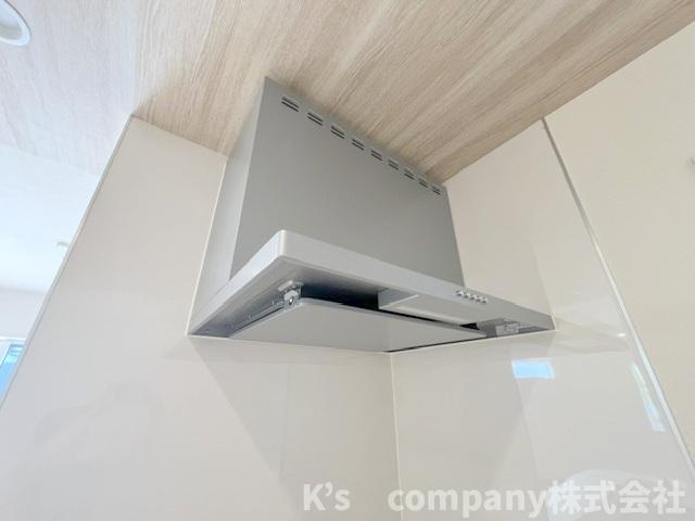 ◎茅ヶ崎市室田3丁目　新築戸建　2号棟のキッチン|お手入れのしやすいスリムタイプのレンジフード◇