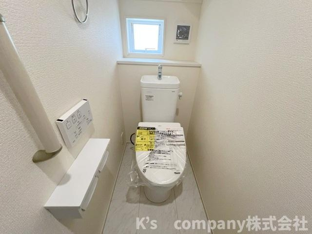 ◎茅ヶ崎市室田3丁目　新築戸建　2号棟のトイレ|換気のしやすい窓付きのトイレ◇