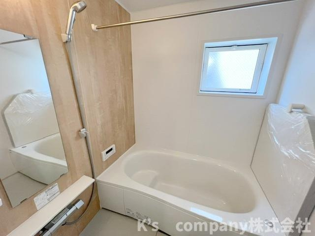 ◎茅ヶ崎市室田3丁目　新築戸建　2号棟の浴室|木目調の優しい印象のアクセントパネルが使用されていて、一日の疲れを癒す心地のい空間☆