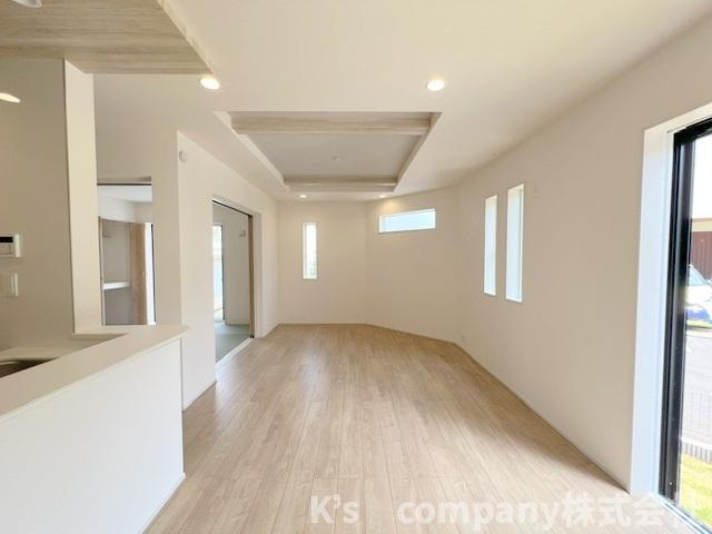 ◎茅ヶ崎市室田3丁目　新築戸建　2号棟の居間・リビング|リビングは南向きで3方向からの明るさが取り入れられる空間です◇