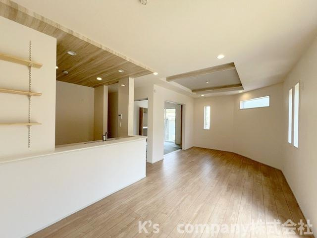 ◎茅ヶ崎市室田3丁目　新築戸建　2号棟の居間・リビング|リビングに隣接している和室が奥側にあります◇