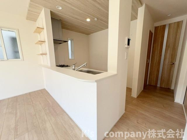 ◎茅ヶ崎市室田3丁目　新築戸建　2号棟のキッチン|小さなお子様のいるご家庭の方は、お子様を見守りながら家事ができます☆